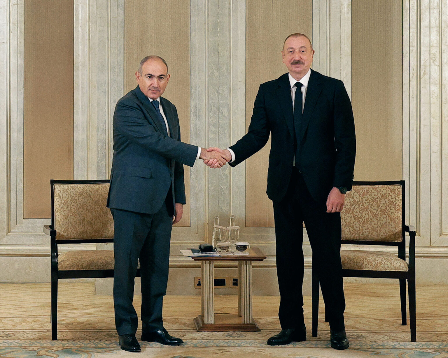 Nikol Pašinjan a Ilham Alijev. Foto: Reuters