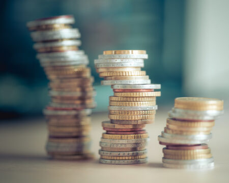 Slovensko míňa peniaze, ktoré ešte ani nezarobilo