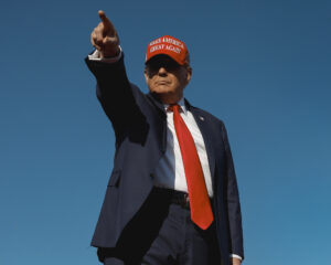 Trump označil rozhodnutie najvyššieho súdu za protiamerické a ženie clá ešte vyššie