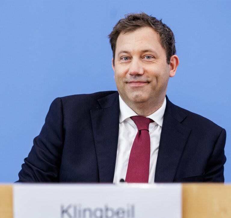 Will die Erbschaftssteuer reformieren: Deutschlands Bundesfinanzminister und Vizekanzler Lars Klingbeil (SPD). Photo by Kay Nietfeld/picture alliance via Getty Images