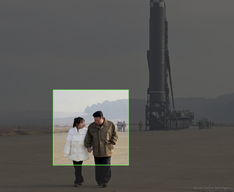 Kim Čong-un s dcérou v novembri 2022. Zdroj: Kórejská ústredná tlačová agentúra, cez agentúru Reuters, cez New York Times