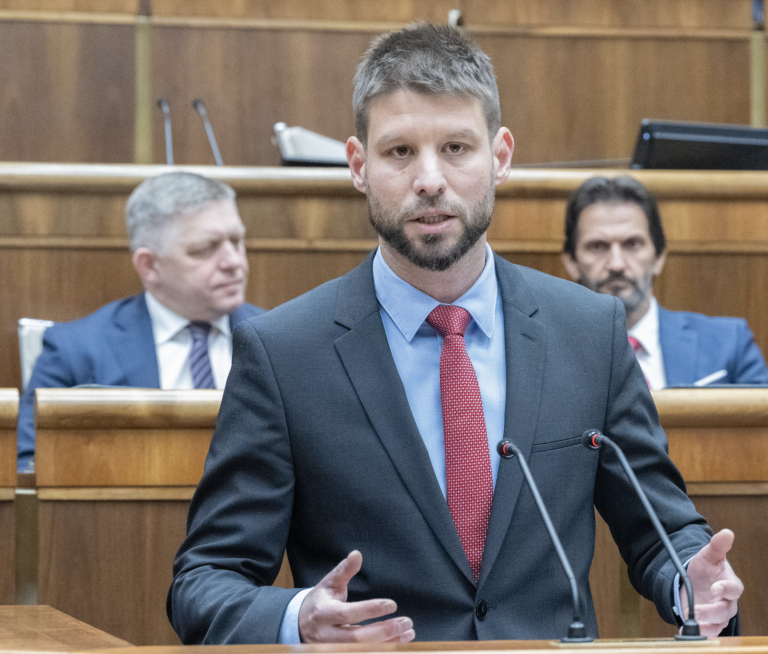 Prieskum AKO: Progresívci tesne vedú pred Smerom