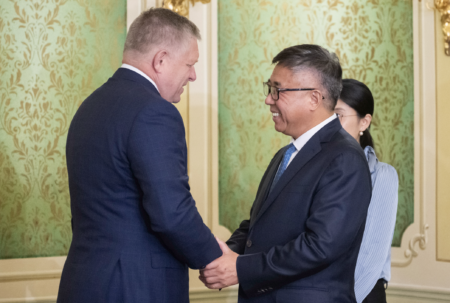 Fico prijal zástupcov baterkárne v Šuranoch. Fabrika už vraj má povolenie aj bez EIA