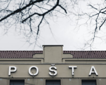 Končia ďalšie poštové pobočky. Podnik sa správa nehospodárne, tvrdí kontrolný úrad
