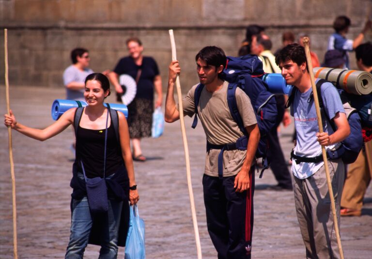 Mladí pútnici pred katedrálou v Santiagu de Compostela na konci Svätojakubskej cesty. Foto: Oso Media/Alamy/Profimedia
