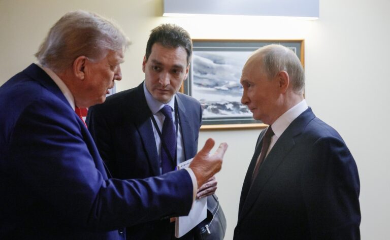 Donald Trump, Vladimir Putin a tlmočník Alexej Sadykov. Foto: EyePress News / Newscom / Profimedia