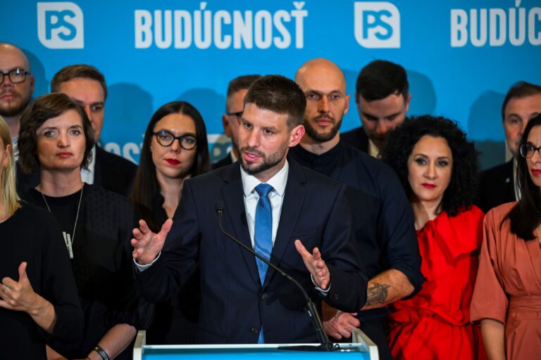 Šaško zlyháva pri oddlžovaní nemocníc, tvrdí PS