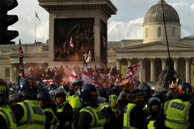 Protestujúci na Trafalgarskom námestí v deň protiimigračného zhromaždenia, ktoré zorganizoval britský protiimigračný aktivista Tommy Robinson. Foto: REUTERS/Jaimi Joy