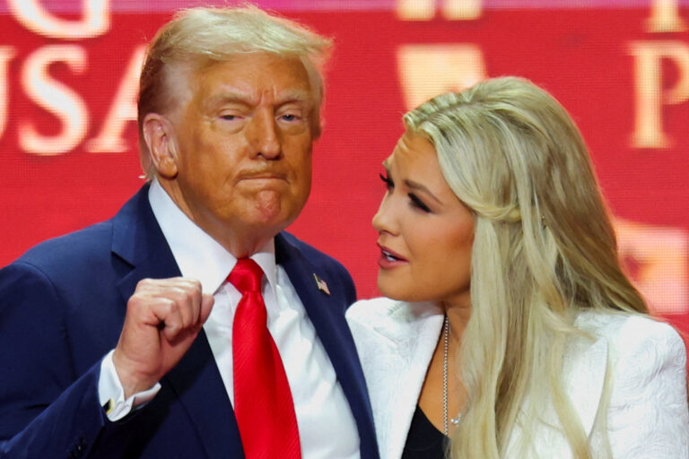 Donald Trump und Erika Kirk. Foto: Daniel Cole/Reuters