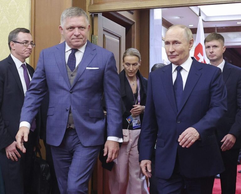 Ruský prezident Vladimir Putin a slovenský premiér Robert Fico v Číne 2. 9. 2025. Foto: Maxim Shemetov/Pool Photo via AP)