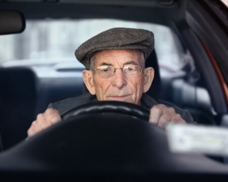 Starší vodiči pôjdu zrejme na povinnú prehliadku neskôr. Spôsobujú menej nehôd ako tí mladší