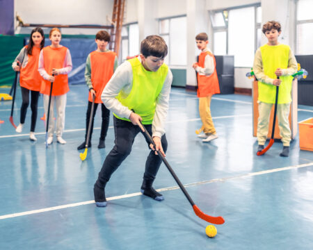Nové pravidlá telesnej výchovy nútia školy bez telocviční improvizovať. Deti cvičia, kde sa dá