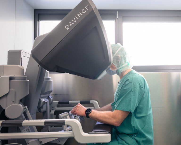 Robotická konzola najnovšej generácie chirurgického systému DaVinci. Foto: Robert Michael/picture alliance via Getty Images