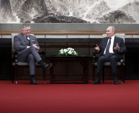 Fico sa v Číne stretol s Putinom. Ten mu navrhol zastavenie dodávok plynu na Ukrajinu