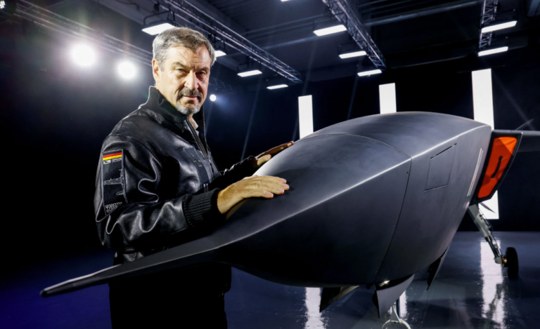 Bayerns Ministerpräsident Markus Söder posiert in Tussenhausen vor dem „CA-1 Europa“. Foto: REUTERS