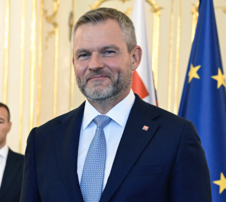 Prezidenta mrzí velebenie vulgárnych útokov