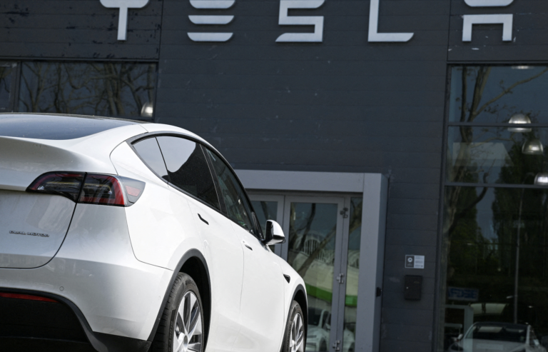 Tesla čelí v Európe rastúcim pochybnostiam o autonómnom riadení