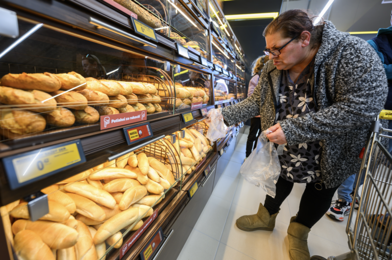 Ceny potravín klesli, bývanie ďalej zdražuje