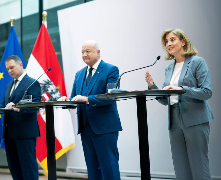 Christian Stocker, Andreas Babler und Beate Meinl-Reisinger. Foto: Michael Gruber/Getty Images