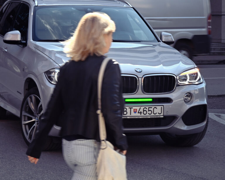 Testovanie predného brzdového svetla na priechode pre chodcov. Foto: Radovan Stoklasa/TASR
