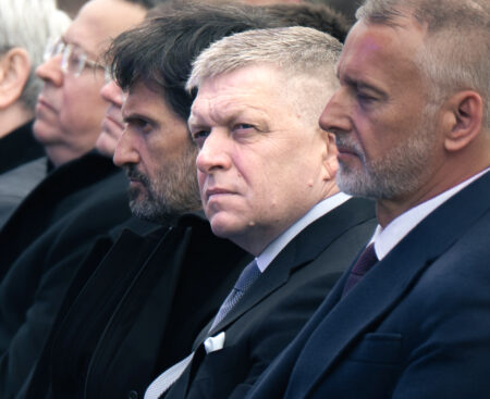 Ministrom porastú príjmy v stovkách eur. Opozícia neverí, že si ich zmrazia