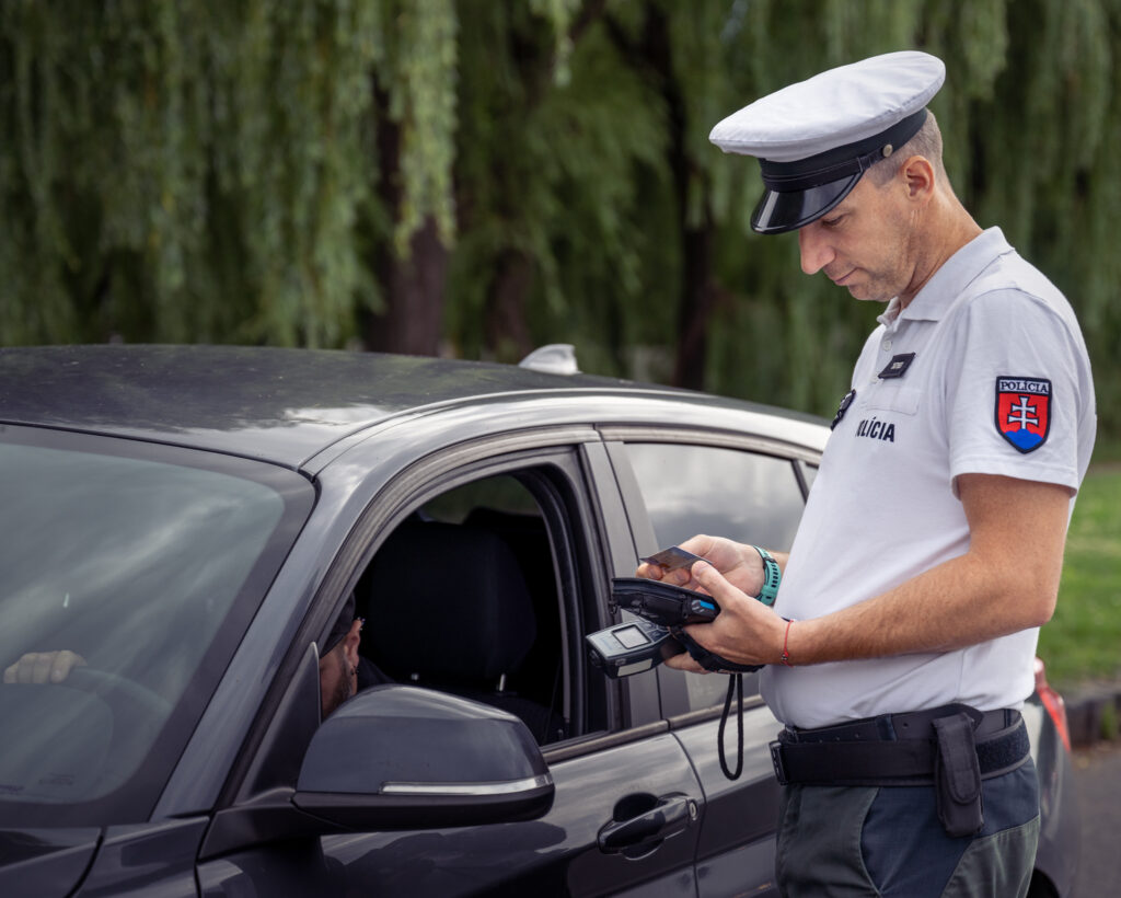 Tento obrázok nemá vyplnený ALT popisok, jeho názov je auto-policajt-1024x820.jpeg