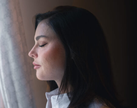 Žena, ktorú porodila surogátka: Ani šteňatá neodtrhneme od suky. Prečo to robíme deťom?