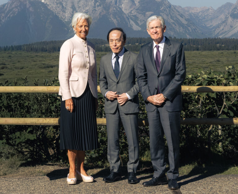 Zľava šéfovia Fedu Jerome Powell, Bank of Japan Kazuo Ueda, ECB Christine Lagardová. Foto: Natalie Behring/Getty Images