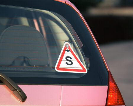 Pomôže seniorom nálepka na autách? K pomalej jazde ich však neoprávňuje