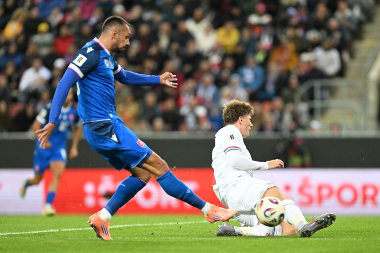 Ivan Schranz strieľa gól na 2:0 počas kvalifikačného zápasu na majstrovstvá sveta medzi Slovenskom a Luxemburskom v Trnave. Foto: Lukáš Grinaj/TASR