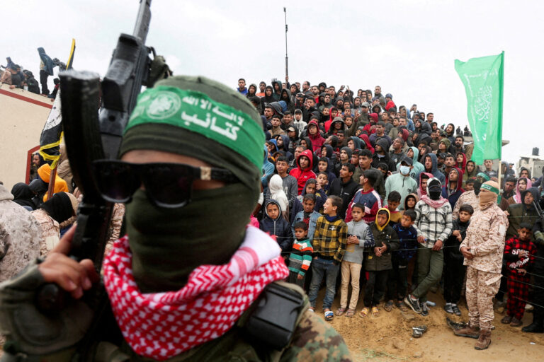 Palestínčania sledujú, ako Hamas odovzdáva ostatky izraelských rukojemníkov Červenému krížu.