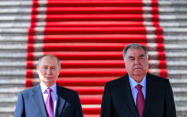 Vladimir Putin a Emomali Rachmon. Foto: Sputnik/Grigory Sysoev/Pool via Reuters Attention Editors