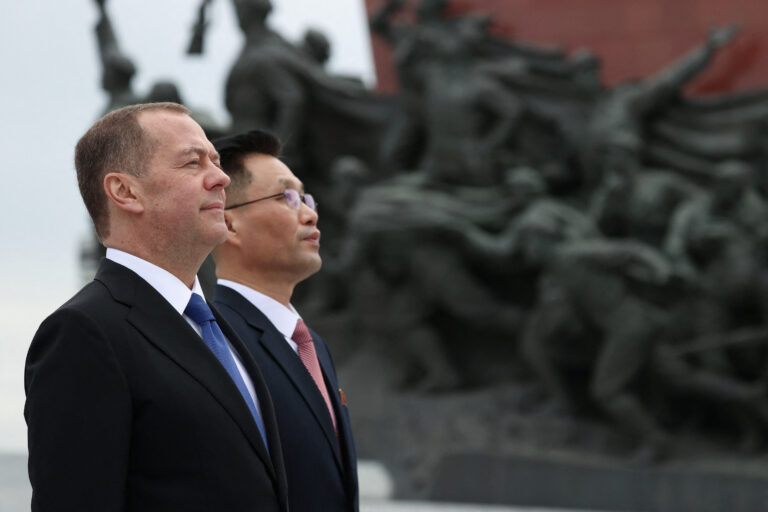 Dmitri Medwedew and Kim Song Nam. Foto: Jekaterina Schtukina/Sputnik/Reuters