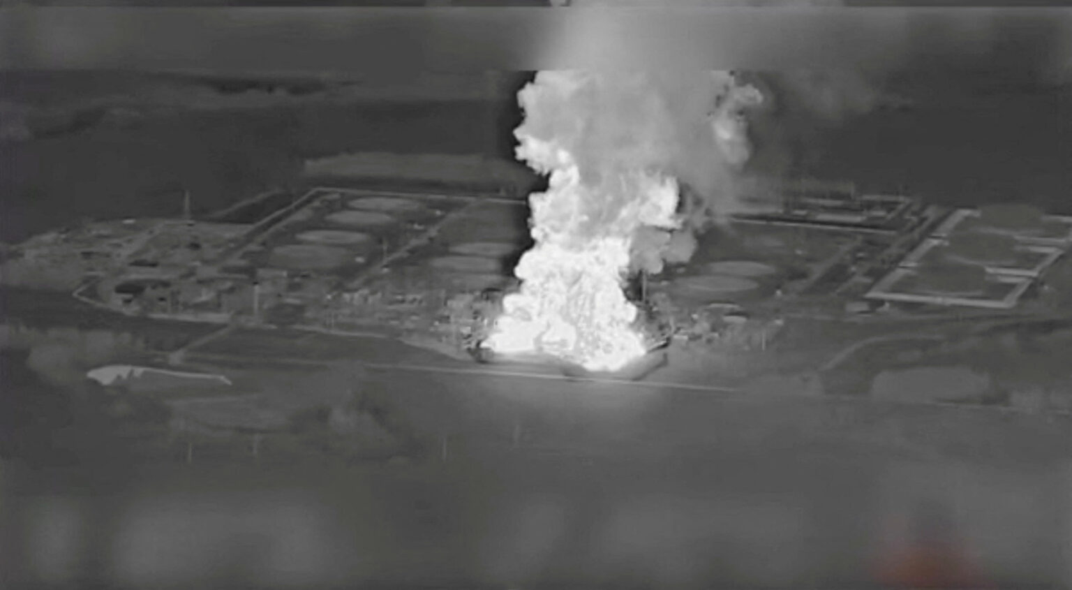 Rauch steigt während eines Brandes am 21. August 2025 aus der Ölpumpstation Uneča auf. Illustrationsfoto: YouTube @MAGYARBIRDS/REUTERS
