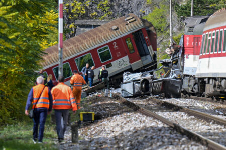 Pri Rožňave sa zrazili dva rýchliky, hlásili desiatky zranených. Polícia už začala trestné stíhanie