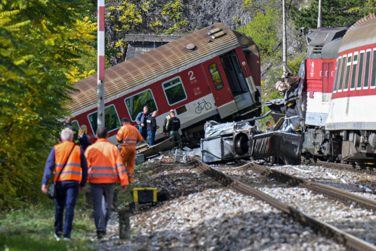 Zásah záchranárov po zrážke dvoch rýchlikov v katastri obce Jablonov nad Turňou v okrese Rožňava. Foto: Veronika MihalikováTASR 