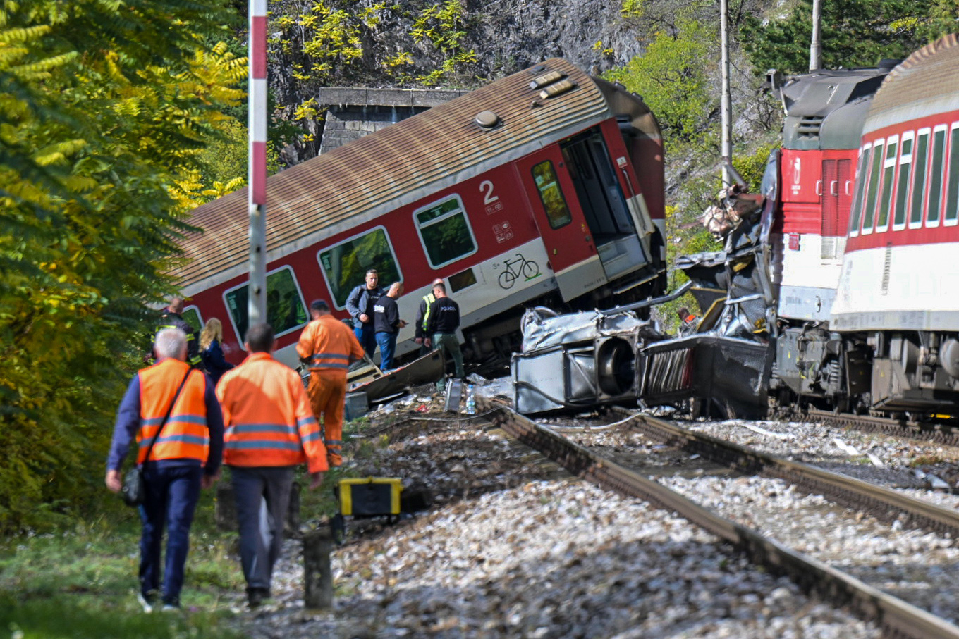 Zásah záchranárov po zrážke dvoch rýchlikov v katastri obce Jablonov nad Turňou v okrese Rožňava. Foto: Veronika MihalikováTASR 