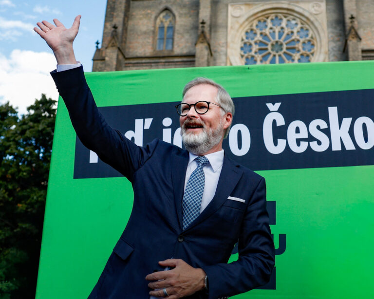 Český premiér a šéf ODS Petr Fiala počas predvolebnej kampane v Prahe. Foto: David W Cerny/Reuters