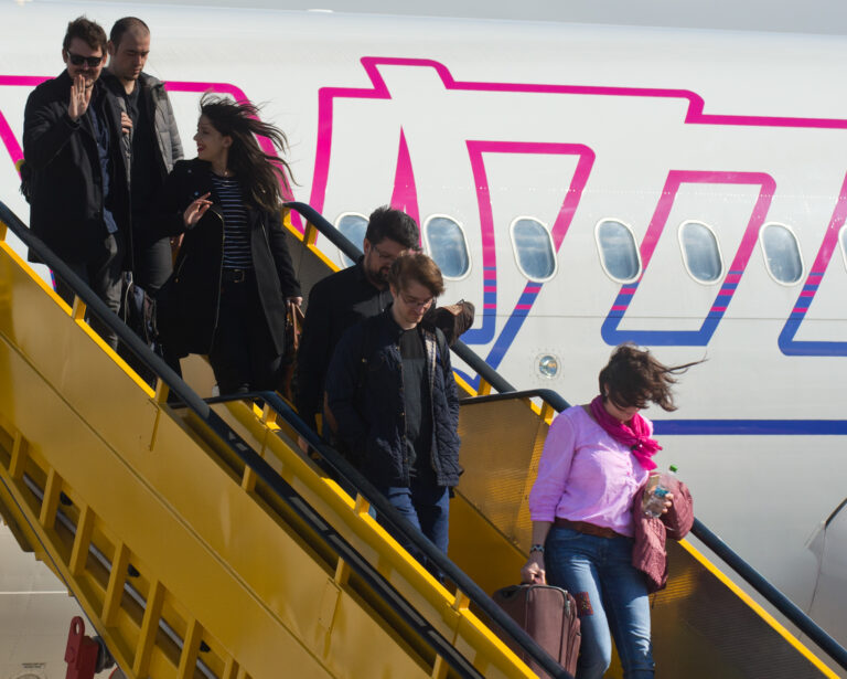 Cestujúci vystupujú z lietadla spoločnosti Wizz Air. Foto: Martin Baumann/TASR