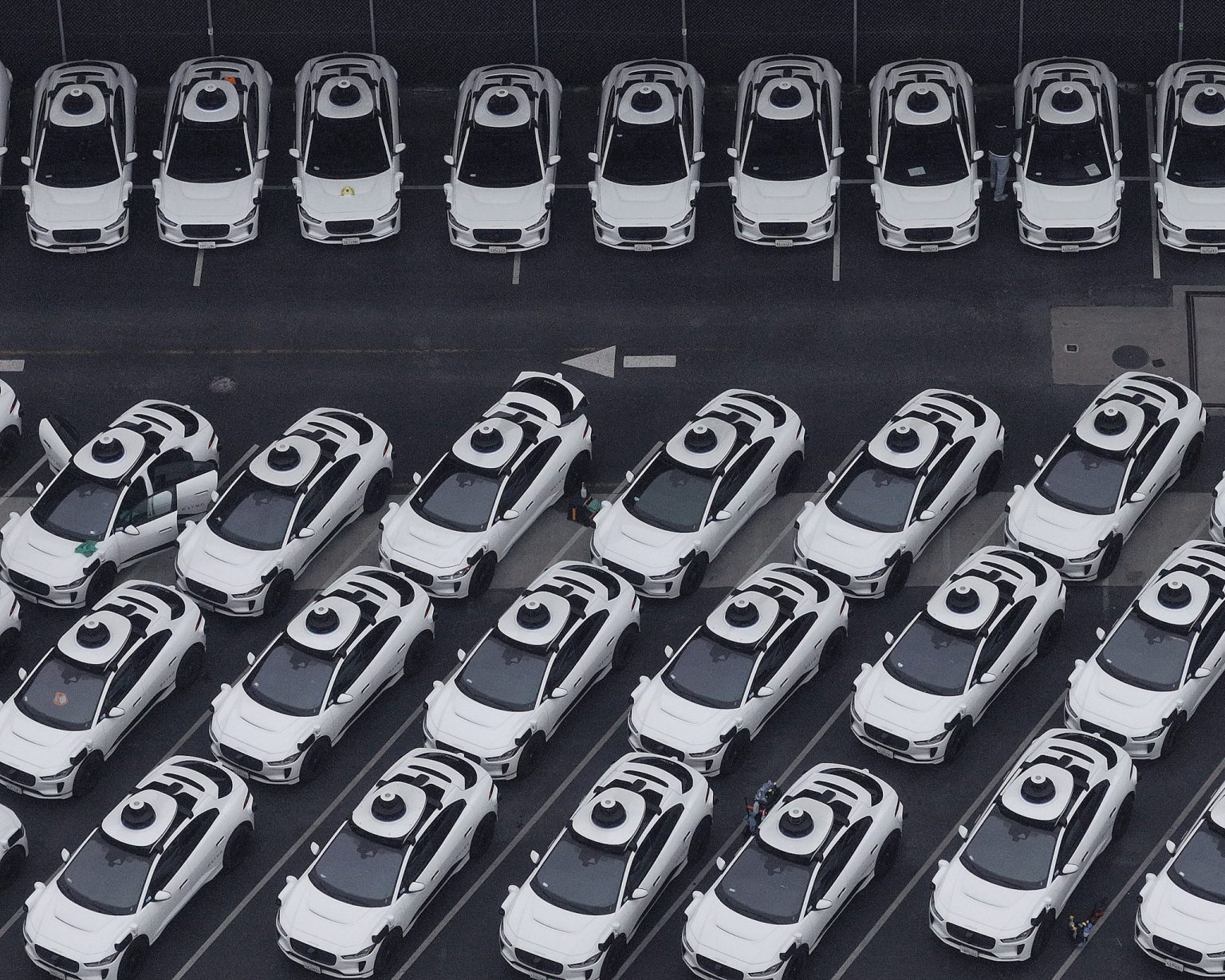 Autá Waymo sú zaparkované v areáli Waymo, San Francisco. Foto: Justin Sullivan/Getty Images