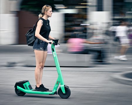 Praha zakázala e-kolobežky, Bratislava zatiaľ len sprísňuje pravidlá