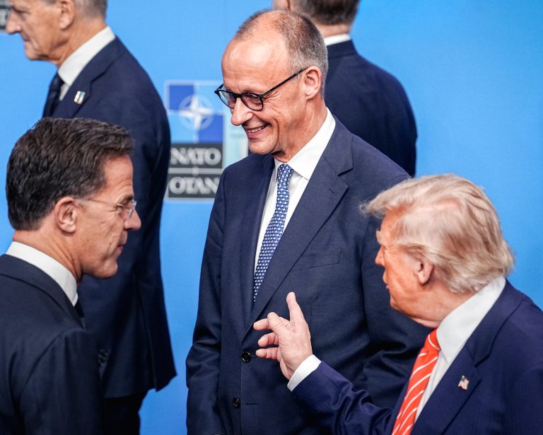 Mark Rutte, NATO-Generalsekretär, Bundeskanzler Friedrich Merz und US-Präsident Donald Trump. Foto: Kay Nietfeld/picture alliance via Getty Images