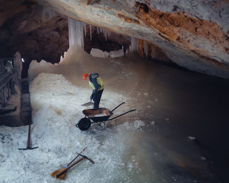 Pracovník nakladá čerstvo vykopaný ľad do trakača vo vnútri ľadovej jaskyne v Dobšinej. Foto: Robert Nemeti/Anadolu via Getty Images