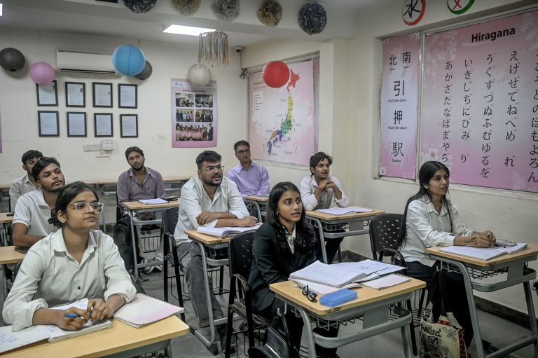 Študenti študujúci japončinu v Naí Dillí. Školy ako Furusawa Academy a Learnet Institute of Skills ponúkajú jazykové kurzy študentom, ktorí dúfajú, že si nájdu prácu v zahraničí. Foto: Atul Loke pre New York Times