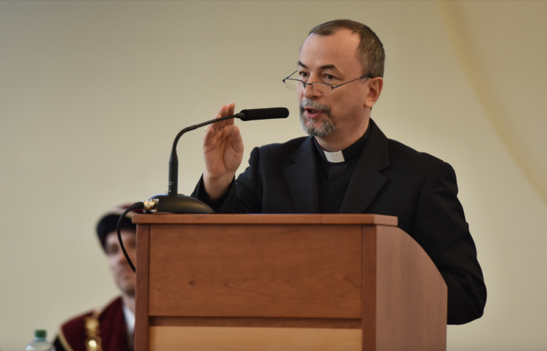 Arcibiskup Cyril Vasiľ počas príhovoru po inaugurácii rektora Trnavskej univerzity Mareka Šmida v sále Marianum v Trnave vo štvrtok 22. októbra 2015. Foto: Lukáš Grinaj/TASR