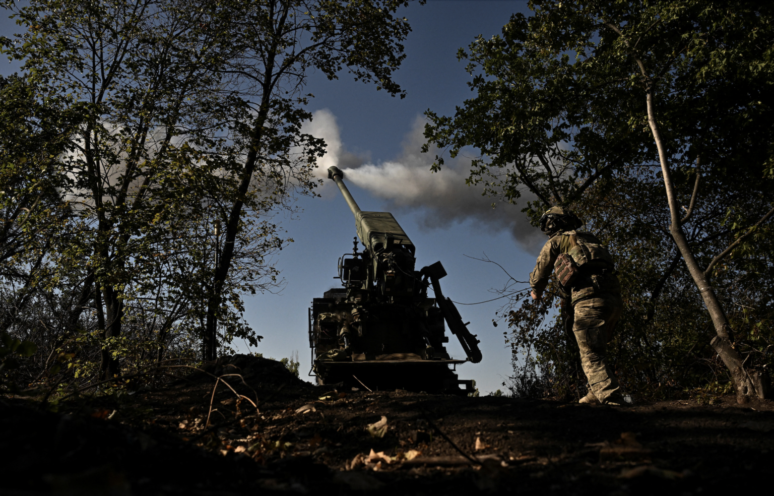 Ein ukrainischer Soldat schießt mit einer selbstfahrenden Haubitze auf russische Stellungen in Saporischschja. Foto: Reuters/Stringer