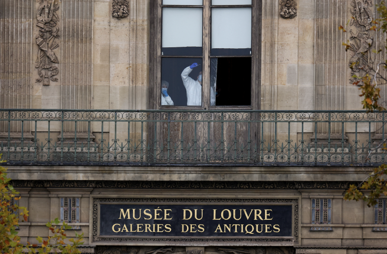 Ermittler im Louvre. Foto: Gonzalo Fuentes/Reuters