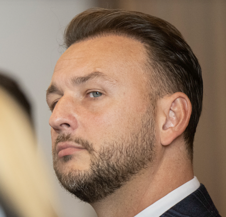 Všetkých 25 poslancov Hlasu svrbia ruky. Šutaj Eštok komentuje odvolávanie Migaľa