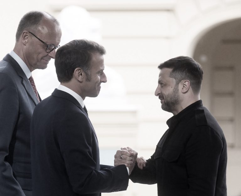 Emmanuel Macron and Volodymyr Zelenskyy. Photo: Reuters