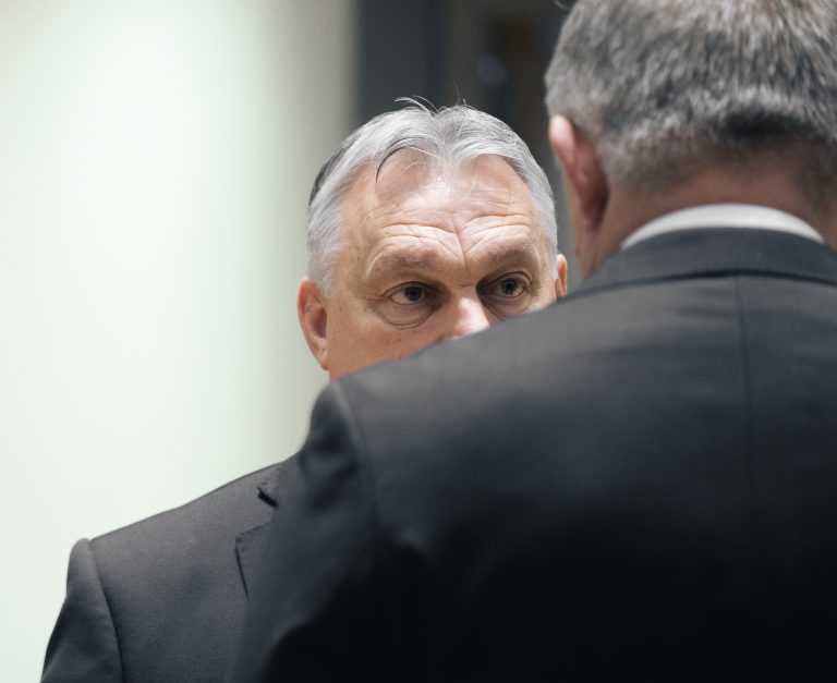 Viktor Orbán (spredu) hovorí s Robertom Ficom (zozadu). Foto: Thierry Monasse/Getty Images